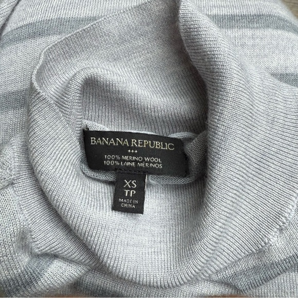 Banana Republic Women's Grey Striped 100% Merino Wool Mock Neck Sweater XS - Picture 5 of 6